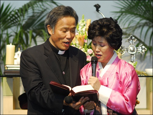 2010년 2월 7일 은퇴한 최일도 목사와 김연수씨 부부. 이·취임식 후 함께 찬송을 불렀다.