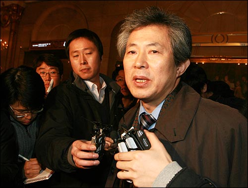 8일 오전 엄기영 MBC 사장이 기자들에게 사퇴하겠다고 밝히고 있다