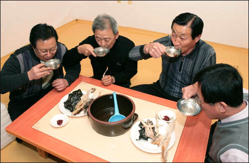  고로쇠 수액은 현지의 온돌방에서 마시는 것이 역시 최고다. 북어, 오징어 같은 짭짤한 주전부리와 함께...