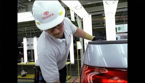"최고 자동차를 만들기 위해 우리는 쉼없이 일하고 있습니다." 새로 나온 토요타 TV광고 화면.