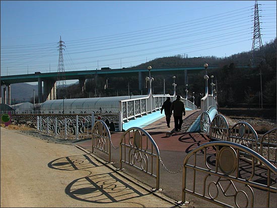 백운호수 가까운 거리에 이런 다리가 나오면 바로 건넌다. 머리 위로 지나가는 도로는 서울외곽순환고속국도. 국도 너머가 백운호수다.