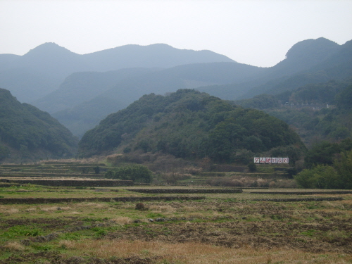  산과 하천, 반딧불이, 논과 밭 등 자연색 농후한 코바루 마을. 이곳에 댐이 건설되면 주민은 고향을 잃고 이곳은 물에 잠긴다. 마을 주민들은 콘크리트 댐보다는 자연적인 방식으로 홍수나 물부족 문제를 해결하기를 바라고 있다. 