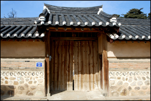 김기응가옥은 중요민속자료 제136호로 지정이 되어 있으며, 충북 괴산군 칠성면 율원리에 소재한다. 