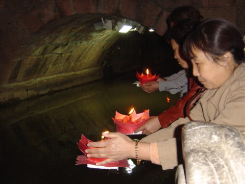 여행자들은 연꽃처럼 생긴 종이배에 촛불을 켜고 소원을 담아 수로에 띄워보낸다.