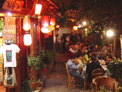 한국인이 경영하는 사쿠라 카페 수로 옆에 앉아 리장의 밤을 즐기는 여행자들