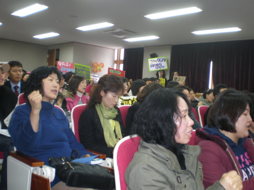 참석한 주민들이 학교 옆 골프연습장 건설의 부당함을 규탄하는 구호를 외치고 있다.