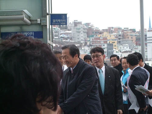 한나라당 정몽준 대표가 12일 오전 11시에 서울역을 방문해 시민들에게 인사를 하고 있다.