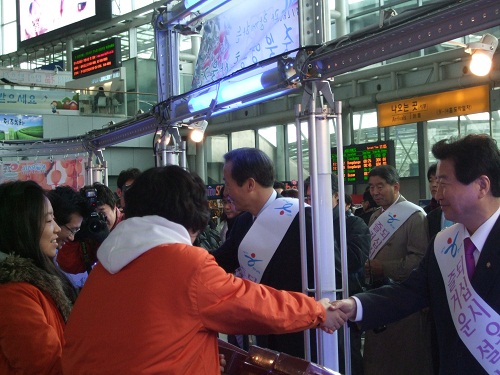 한나라당 정몽준 대표가 서울역을 방문해 시민들과 인사를 나누고 있다.