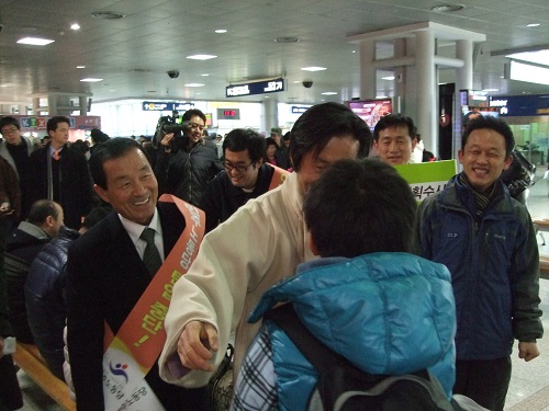 민주노동당 강기갑 대표가 서울역을 방문해 시민들과 인사를 나누고 있다.