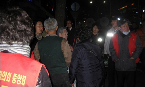 지난 1일 서울 은평구 응암동 철거민 박래출씨(왼쪽에서 네 번째)가 은평구청에서 철거민 이주대책을 요구하며 분신했다. 박씨의 머리카락과 눈썹이 하얗게 변했다.