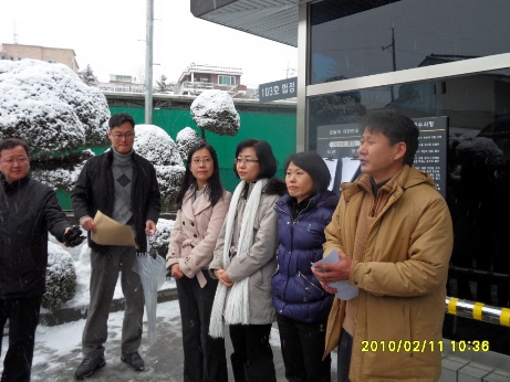  2월 11일 강원도에서 도교육청 일제고사를 보지 않고 수업을 했다는 이유로 해임된 교사들이 해임무효 소송에서 승소한 뒤 기자들에게 소감을 발표하는 자리입니다.