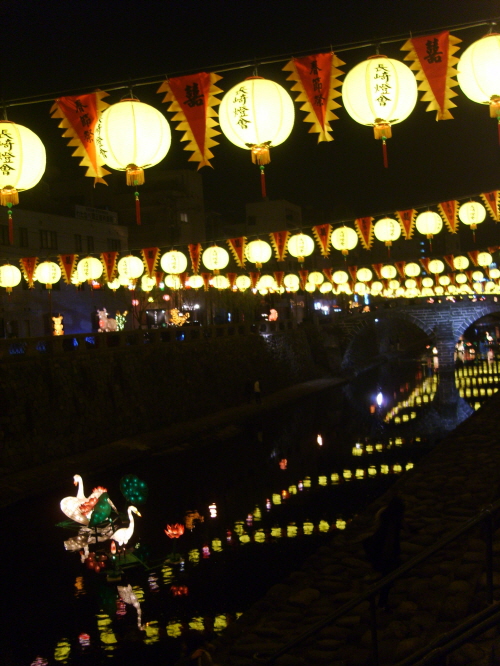 나카시마 강변을 찬란하게 수놓은 노란 등불의 행렬. 나가사키를 빛의 도시로 바꾸는 랜턴 페스티벌의 풍경 중 최고라 할 수 있다. 