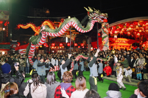 중국에서 풍년을 기원하는 의식으로 설날에 맞춰 행해졌던 용춤. 나가사키의 용춤은 가을 축제인 '오쿤치'에서도 공연되는데, 나가사키의 양대 축제를 대표하는 춤이다. 