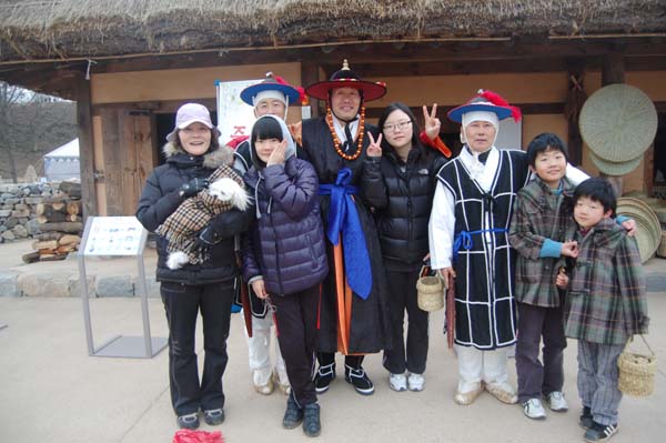 포교와 포졸이  관광객과 어울리고 있다. 포교와 포졸로 분장한 이들은 성을 관리하는 공무원들로 이들은 설 연휴도 잊고 세시풍습에 참여하고 있다.