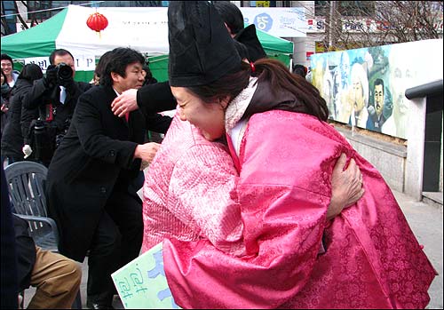 2010 외국인노동자 설축제 참석자들이 서로를 안아주고 있다. 