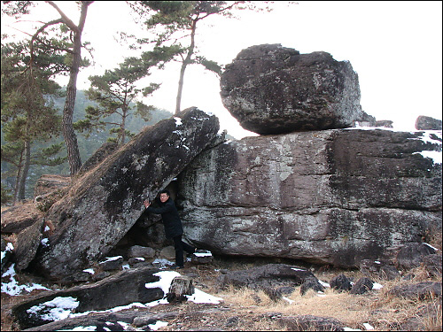 전남  화순에 있는 감태바위 채석장. 고인돌을 만들기 위해 떼어낸 돌이 비스듬이 놓여있다.