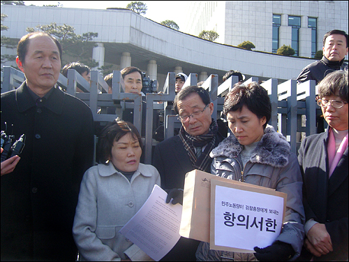 이수호 최고위원(가장 왼쪽)을 비롯한 6명의 민노당 대표단은 대검찰청을 방문해 항의서한을 전달했다. 