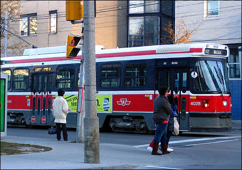 토론토 시내에서 운행되고 있는 TTC 전차.
