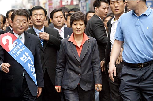 2006년 5월 20일 서울 신촌 유세중에 면도칼 테러를 당한 한나라당 박근혜 대표가 5.31선거 이틀 전인 29일 병원에서 퇴원하자마자 대전을 방문해 박성효 대전시장 후보(왼쪽)와 함께 유세장으로 가고 있다.