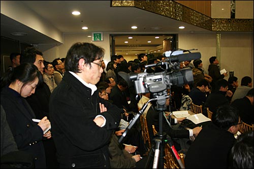  2월 17일 오후 2시 서울 삼성동 섬유센터에서 한국정보보호학회 주최로 열린 '스마트폰 보안문제 진단 및 대책마련을 위한 토론회'에 예상보다 많은 200여 명이 몰려 자료집이 일찌감치 동나고 수십 명이 서서 듣는 북새통을 이뤘다. 