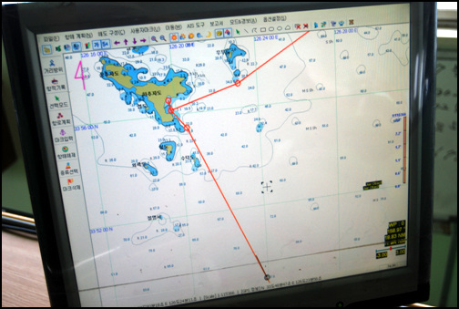 예전에는 종이 해도를 사용했는데, 지금은 디지털 해도를 사용하고 있다. 컴퓨터 모니터에 배의 위치와 뱃길이 선명하게 표시되어 있다.