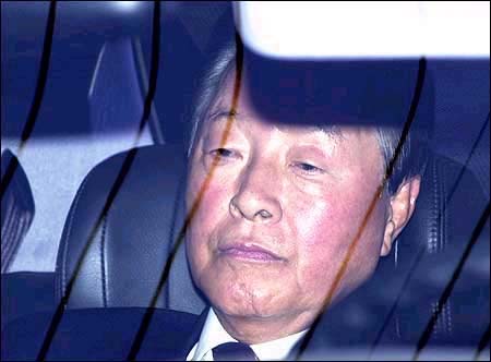 2000년 10월 13일 고려대 정문에서 학생들에게 막혀 차 안에서 대기하고 있는 김영삼 전 대통령