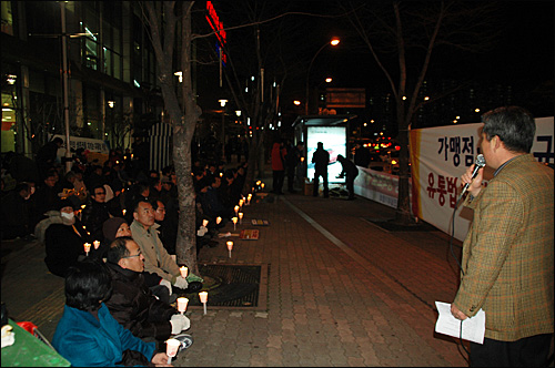 부산중소상공인살리기협회는 18일 저녁 부산 해운대 홈플러스 센텀점 앞에서 'SSM 허가제 도입 촉구'와 '가맹점 허용 반대'를 내걸고 촛불문화제를 열었다.