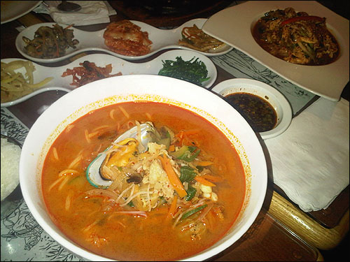 돌솥비빔밥에 이어 한국식당 '강변'의 주력 메뉴인 짬뽕