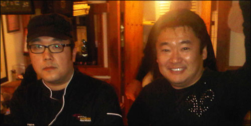 신시내티 한국식당 '강변'의 마크 장 사장(오른쪽)과 김욱범 요리사