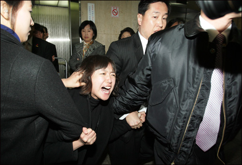 김진씨는 2007년 대선 당시 한나라당 당사 내에 대통령후보사무실로 항의 방문을 갔다가 체포됐다. 그후 3개월 여간 영등포 구치소에 수감됐다. 