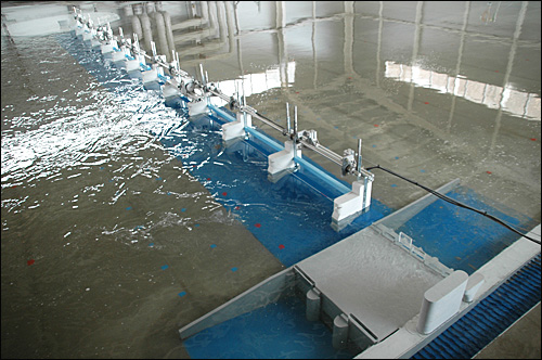 경남 창녕 한림수리모형실험연구소에서는 4대강정비사업 한강 이포보를 1/60 크기로 축소해 각종 실험을 하고 있다.