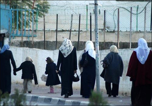 히잡을 쓴 이슬람여성들이 아이들과 함께 거리를 걷고 있다. 이슬람사회에서는 여성의 얼굴과 몸을 히잡이나 챠도르로 가리도록 하고 있다.