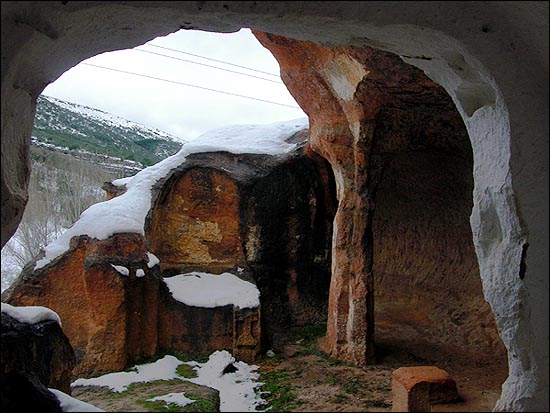 산속 동굴을 파서 만든 에르미타.