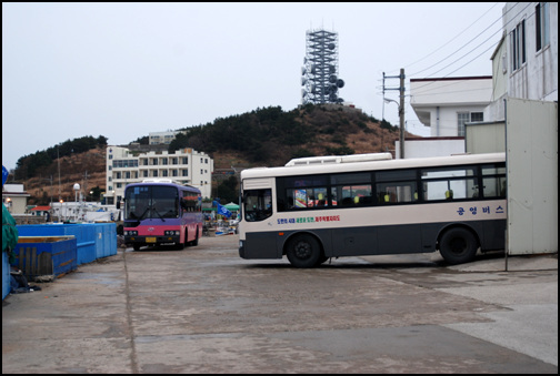 상추자도와 하추자도를 오가는 버스들이다. 두 대의 버스가 서로 시간을 나눠서 운행하기 때문에 두 대 중 한 대는 항상 주차 중이다.  