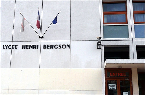 이미 국기가 게양되어 있는 파리의 한 고등학교 건물.