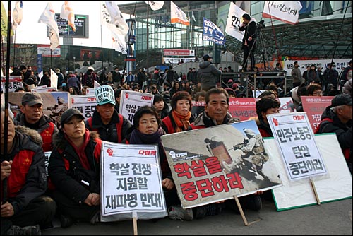  20일 서울역 광장에서 열린 아프간 재파병 반대 반전평화 행동의 날 참가자들.