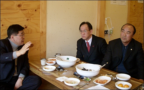 칼국수를 먹으며 시작된 대화는 식사를 마치고도 한 시간 넘게 이어졌다. 이만수(좌) 예비후보가 군산시 관광 인프라 구축에 대해 설명하고 있다.  
