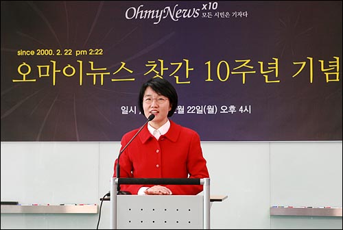 박선숙 민주당 의원이 22일 오전 창간 10주년을 맞은 서울 상암동 <오마이뉴스> 편집국을 방문해서 인터넷 생중계로 축하 메시지를 네티즌들에게 전하고 있다.