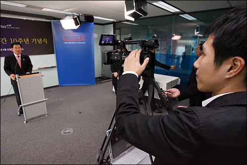 김진표 민주당 최고위원이 22일 창간10주년을 맞은 오마이뉴스를 방문해 축하 인사말하는 모습이 오마이TV를 통해 생중계되고 있다.