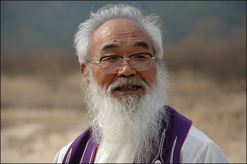  문정현 신부가 22일 함안보 아래 낙동강변에서 열린 '잘못된 4대강사업 중단을 위한 미사'에 참석해 함안보 현장을 바라보고 있다.