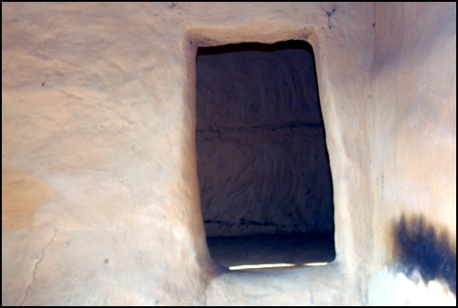 큰방과 윗방을 연결하는 문은 문짝이 없고, 토굴문처럼 조성되었다.