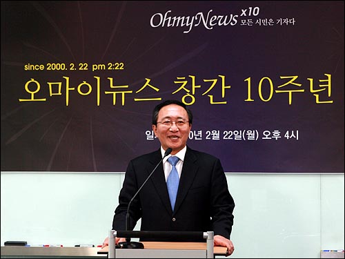 노회찬 진보신당 대표가 22일 오후 창간 10주년을 맞은 서울 상암동 <오마이뉴스> 편집국을 방문해서 인터넷 생중계로 축하 메시지를 네티즌들에게 전하고 있다.