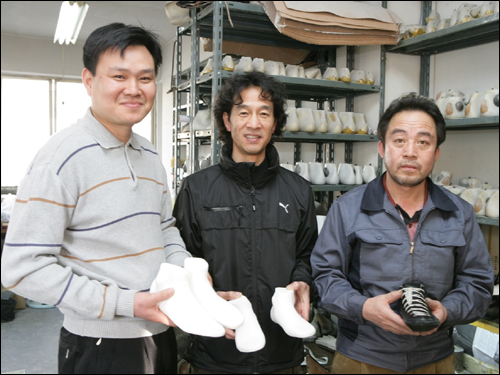  스케이트 부츠를 만드는 장인들, 가운데가 대표 김대석씨다.