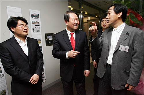 박주선 민주당 최고위원이 22일 창간10주년을 맞은 오마이뉴스를 방문해 편집국을 둘러보고 있다.