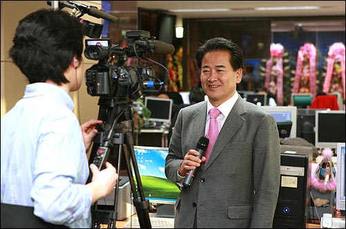 정동영 민주당 의원이 22일 오후 창간 10주년을 맞아 오픈하우스 행사가 열리는 서울 상암동 <오마이뉴스> 편집국을 축하방문해서 인터넷 생방송으로 축하메시지를 전하고 있다.