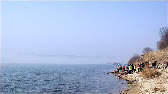 신륵사 강변에서 열린 '생명의 강을 위한 연합 방생법회 및 수륙재' 현장 아래 강에서는 일부 신도들이 물고기 방생을 하고 있다.