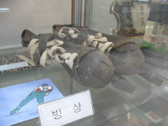  한국 빙상의 역사를 말해주는 듯한 낡은 스케이트화 (한국체육박물관)