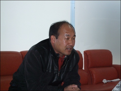 계화도 어촌계장 박영만씨가 계화도 사정에 대해 설명하고 있다.