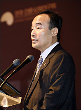 허경욱 기획재정부 제1차관이 24일 오전 서울 신라호텔에서 열린 국제학술회의 '글로벌 코리아 2010'에서 "부채 문제는 관리가능한 범위에 있다"고 발언하고 있다.