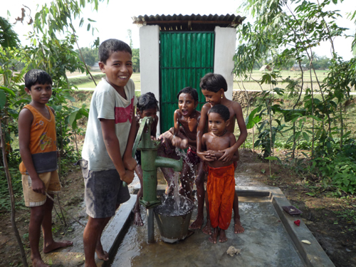 한국국제협력단 해외봉사단원으로 방글라데시에 2년간 파견되었던 김수진 씨가 롱뿔 빌곤즈 지역에 설치한 우물과 그 뒤로 보이는 수세식 화장실. 맑은 물을 길어올리는 아이들의 표정에 즐거움이 가득하다.